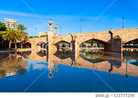 The Puente del Mar bridge in Valencia, Spain 121535280