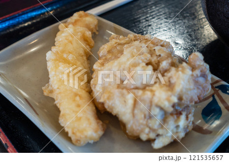 とても美味しい日本の香川県のうどん店の揚げ物 121535657