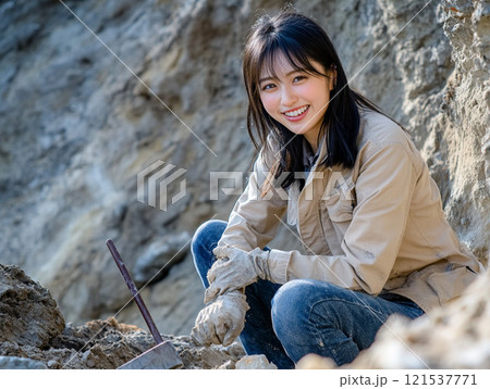 化石の発掘現場で発掘作業する女性の古生物学者_1 化石の発掘現場で発掘作業する女性の古生物学者_1 121537771