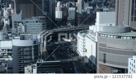 昼間の三ノ宮駅 街並み 121537782