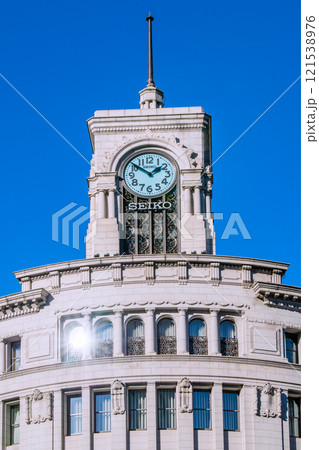 日本の東京都市景観　新時代へ…太陽光を映すセイコーハウス銀座。新しい時代に希望の光＝29日 121538976