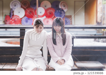 足湯に浸かる二人の若い女性【撮影協力・新発田市フィルムコミッション協議会】 足湯に浸かる二人の若い女性【撮影協力・新発田市フィルムコミッション協議会】 121539086