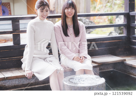 足湯に浸かる二人の若い女性【撮影協力・新発田市フィルムコミッション協議会】 足湯に浸かる二人の若い女性【撮影協力・新発田市フィルムコミッション協議会】 121539092