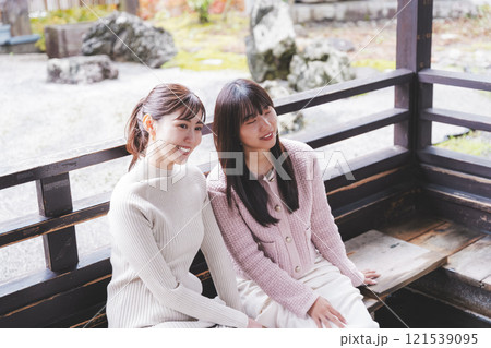 足湯に浸かる二人の若い女性【撮影協力・新発田市フィルムコミッション協議会】 足湯に浸かる二人の若い女性【撮影協力・新発田市フィルムコミッション協議会】 121539095
