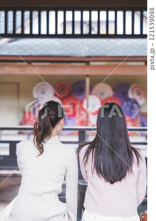 足湯に浸かる二人の若い女性【撮影協力・新発田市フィルムコミッション協議会】 121539098