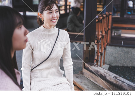 足湯に浸かる二人の若い女性【撮影協力・新発田市フィルムコミッション協議会】 121539105