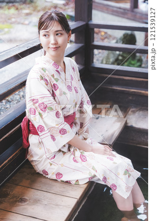 足湯に浸かる浴衣姿の若い女性【撮影協力・新発田市フィルムコミッション協議会】 足湯に浸かる浴衣姿の若い女性【撮影協力・新発田市フィルムコミッション協議会】 121539127