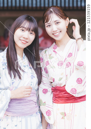 浴衣で足湯に来た二人の若い女性【撮影協力・新発田市フィルムコミッション協議会】 121539159