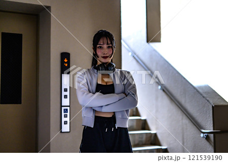 エレベーターと階段の前で腕組みするかっこいい女性 階段を選ぶ トレーニング ダイエット 運動 エレベーターと階段の前で腕組みするかっこいい女性 階段を選ぶ トレーニング ダイエット 運動 121539190