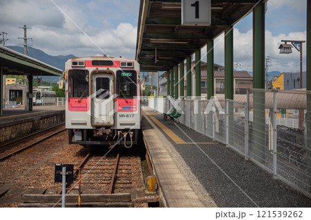 伊万里駅停車中の松浦鉄道 121539262
