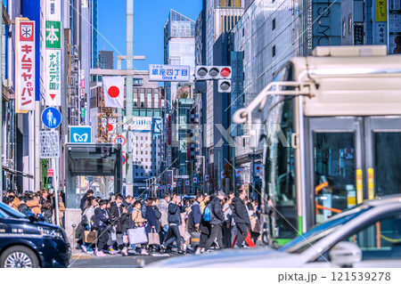 日本の東京都市景観 新時代へ…年の瀬、ホコ天は無いが、外国人観光客や高齢者で賑わう。希望の光=29日 日本の東京都市景観 新時代へ…年の瀬、ホコ天は無いが、外国人観光客や高齢者で賑わう。希望の光=29日 121539278