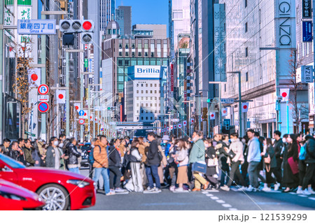 日本の東京都市景観 新時代へ…年の瀬、ホコ天は無いが外国人…や高齢者で賑わう。明日へ希望の光＝29日 121539299