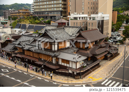 長蛇の列ができる道後温泉本館 長蛇の列ができる道後温泉本館 121539475