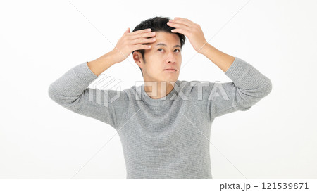 髪を気にする男性 髪を気にする男性 121539871