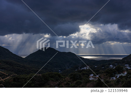 雲から差し込む光 121539946