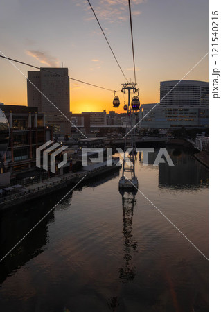 夕暮れの横浜　運河を渡る都市策動 121540216