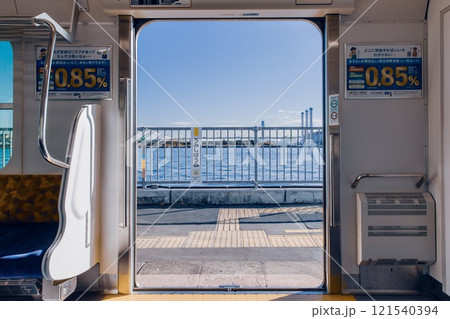 鶴見線の車内から眺める海芝浦駅のホームと京浜運河 121540394