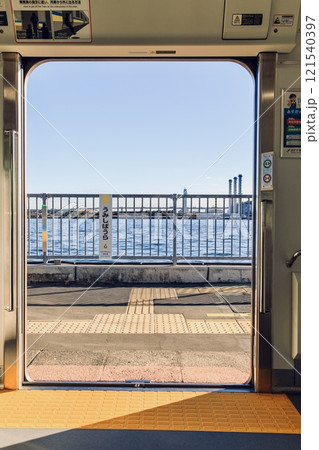 鶴見線の車内から眺める海芝浦駅のホームと京浜運河 鶴見線の車内から眺める海芝浦駅のホームと京浜運河 121540397