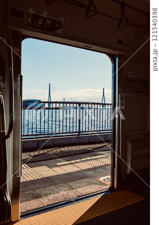 鶴見線の車内から眺める海芝浦駅のホームと京浜運河 鶴見線の車内から眺める海芝浦駅のホームと京浜運河 121540398
