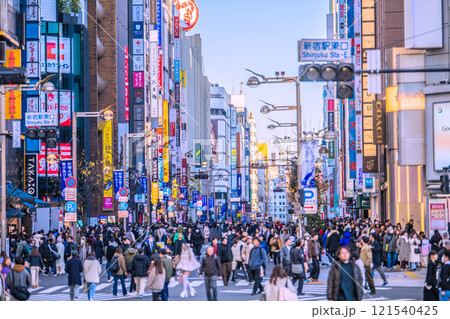 日本の東京都市景観 新時代へ…年の瀬の新宿駅東口で歩行者天国。脅威の人流…希望の光…＝29日 121540425