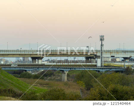 大和川を渡る阪神高速松原線 121540464