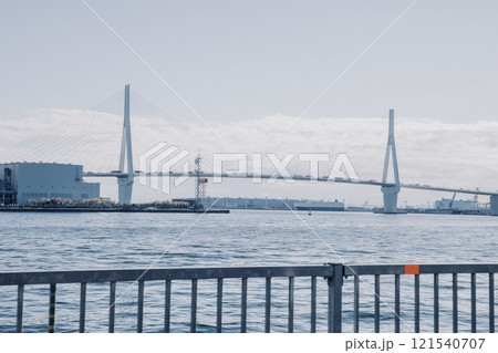 横浜市、海芝浦駅のホームから眺める鶴見つばさ橋 横浜市、海芝浦駅のホームから眺める鶴見つばさ橋 121540707