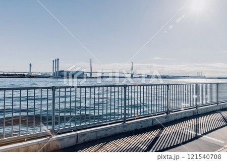 横浜市、海芝浦駅のホームから眺める鶴見つばさ橋 121540708