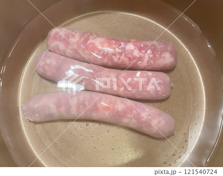 ジューシーな生ソーセージ 手作りの新鮮ウィンナー 121540724