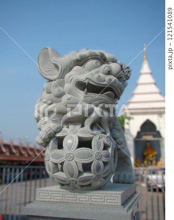 statue traditional chinese lion with blur background 121541089