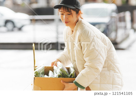 昔ながらの青果物店で商品を並べる若い女性店員【撮影協力・沼垂テラス商店街】 121541105