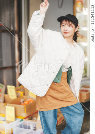 昔ながらの青果物店で働く若い女性店員のポートレート【撮影協力・沼垂テラス商店街】 121541112