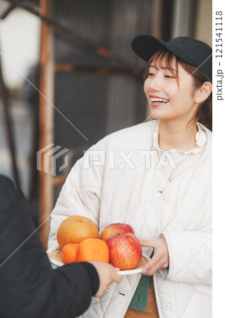 昔ながらの青果物店で果物を売る若い女性店員【撮影協力・沼垂テラス商店街】 121541118