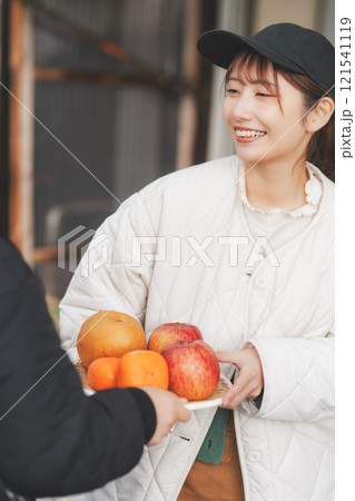 昔ながらの青果物店で果物を売る若い女性店員【撮影協力・沼垂テラス商店街】 121541119