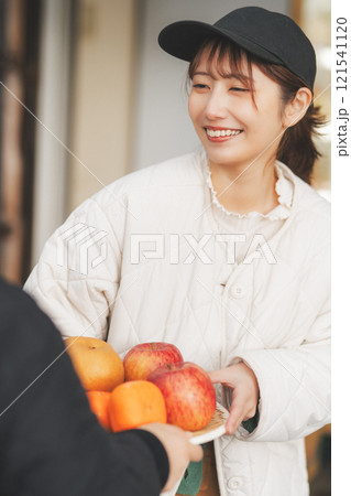 昔ながらの青果物店で果物を売る若い女性店員【撮影協力・沼垂テラス商店街】 121541120