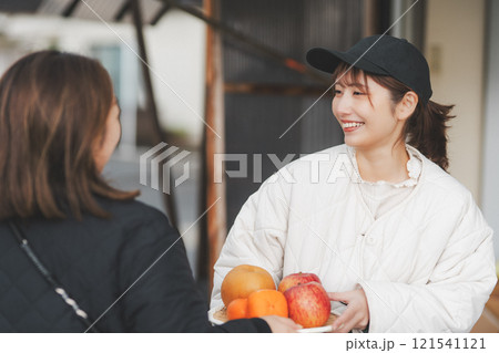 昔ながらの青果物店で果物を売る若い女性店員【撮影協力・沼垂テラス商店街】 121541121