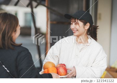 昔ながらの青果物店で果物を売る若い女性店員【撮影協力・沼垂テラス商店街】 昔ながらの青果物店で果物を売る若い女性店員【撮影協力・沼垂テラス商店街】 121541122