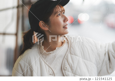 急な雨に顔を曇らせる若い女性店員【撮影協力・沼垂テラス商店街】 急な雨に顔を曇らせる若い女性店員【撮影協力・沼垂テラス商店街】 121541125