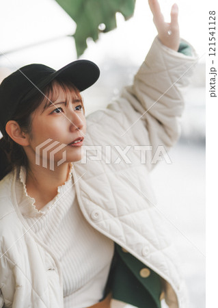 急な雨に顔を曇らせる若い女性店員【撮影協力・沼垂テラス商店街】 急な雨に顔を曇らせる若い女性店員【撮影協力・沼垂テラス商店街】 121541128