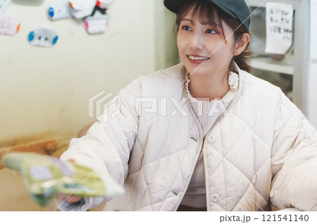 昔ながらの青果物店で店番する若い女性店員【撮影協力・沼垂テラス商店街】 昔ながらの青果物店で店番する若い女性店員【撮影協力・沼垂テラス商店街】 121541140