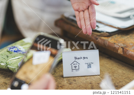 昔ながらのお店での支払い【撮影協力・沼垂テラス商店街】 121541151