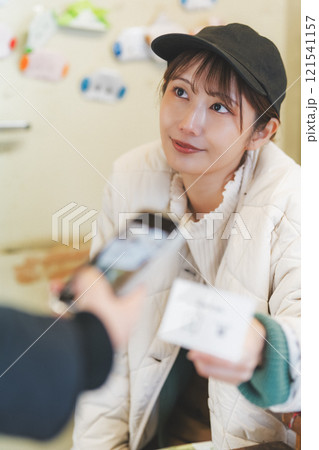 昔ながらの青果物店で店番する若い女性店員【撮影協力・沼垂テラス商店街】 昔ながらの青果物店で店番する若い女性店員【撮影協力・沼垂テラス商店街】 121541157