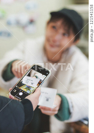 昔ながらの青果物店で店番する若い女性店員【撮影協力・沼垂テラス商店街】 昔ながらの青果物店で店番する若い女性店員【撮影協力・沼垂テラス商店街】 121541158
