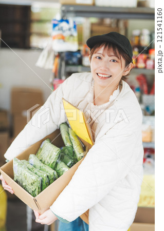 昔ながらの青果物店で働く若い女性店員のポートレート【撮影協力・沼垂テラス商店街】 121541160