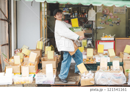 昔ながらの青果物店で働く若い女性店員のポートレート【撮影協力・沼垂テラス商店街】 昔ながらの青果物店で働く若い女性店員のポートレート【撮影協力・沼垂テラス商店街】 121541161
