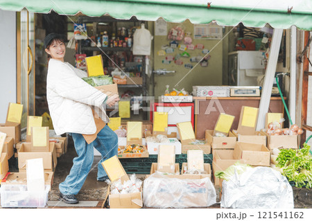 昔ながらの青果物店で働く若い女性店員のポートレート【撮影協力・沼垂テラス商店街】 昔ながらの青果物店で働く若い女性店員のポートレート【撮影協力・沼垂テラス商店街】 121541162