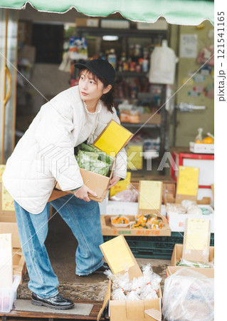 昔ながらの青果物店で働く若い女性店員のポートレート【撮影協力・沼垂テラス商店街】 昔ながらの青果物店で働く若い女性店員のポートレート【撮影協力・沼垂テラス商店街】 121541165