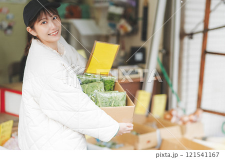 昔ながらの青果物店で働く若い女性店員のポートレート【撮影協力・沼垂テラス商店街】 121541167