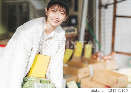 昔ながらの青果物店で働く若い女性店員のポートレート【撮影協力・沼垂テラス商店街】 121541169