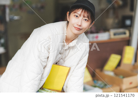 昔ながらの青果物店で働く若い女性店員のポートレート【撮影協力・沼垂テラス商店街】 昔ながらの青果物店で働く若い女性店員のポートレート【撮影協力・沼垂テラス商店街】 121541170