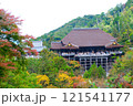 秋の日差しに輝く紅葉 121541177